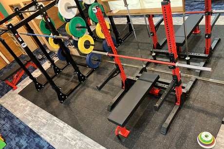 ジムマットとトレーニングマシン