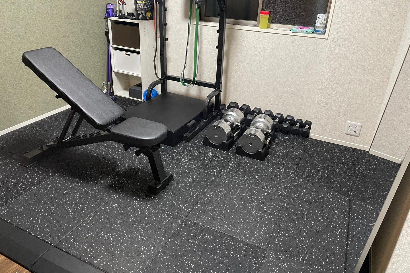 ベンチ、ダンベル、ジムマット