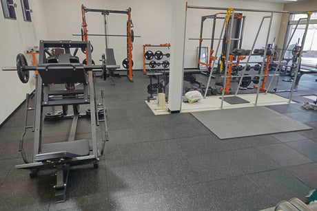 ジムマット50cm角グレーとトレーニングマシン